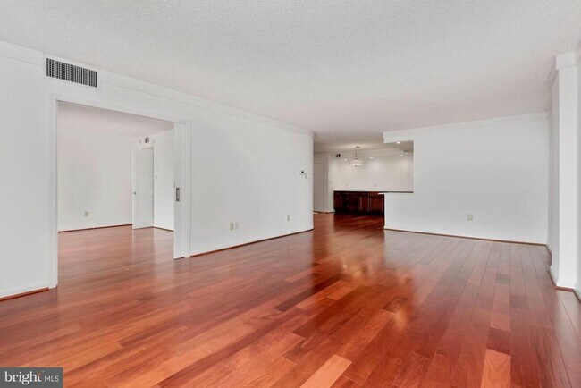 Building Photo - 1101 S Arlington Ridge Rd