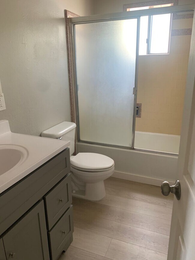 Building Photo - 3 bedroom, 1 bath- Duplex