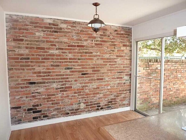 Building Photo - 3081 Colonial Way