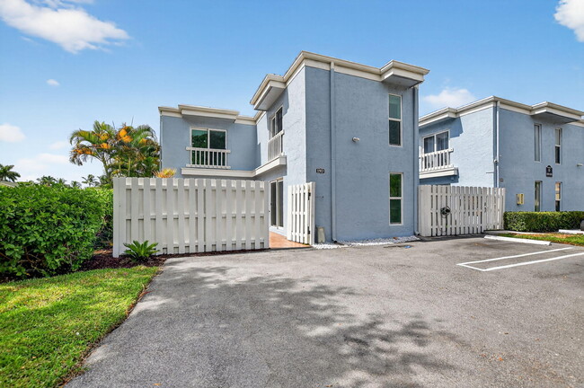 Building Photo - 1010 NE 8th Ave