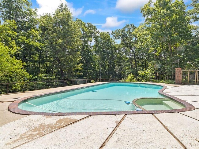 Building Photo - 1113 E Walnut St