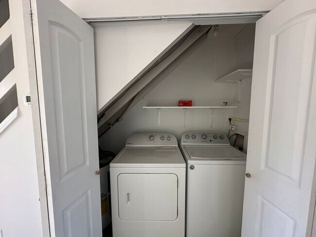 Building Photo - Country Place Townhomes - Off Lakeside Drive