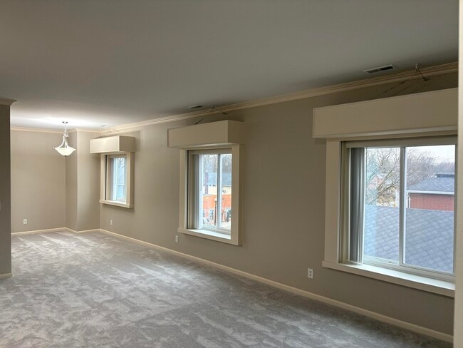 Building Photo - 227 Main St