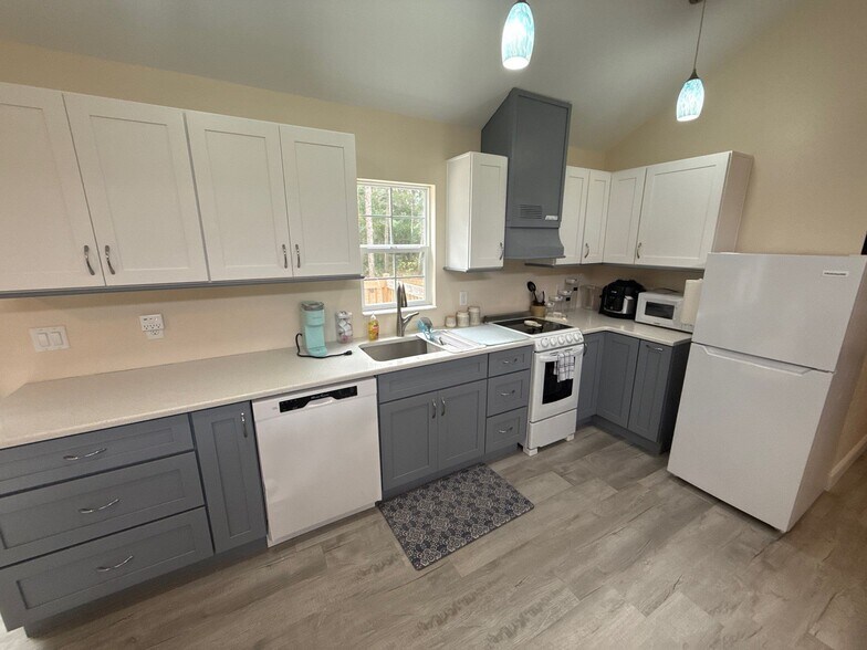 Building Photo - 6230 W Glen Robbin Ct