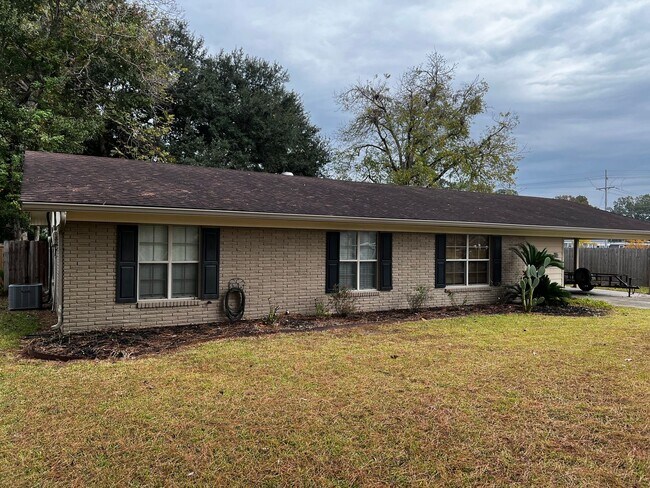 Building Photo - 3 Bedroom, 2 Bathroom, Brick Home with large yard