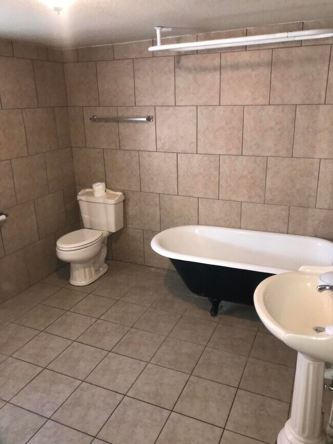 Building Photo - 617 Prospect St