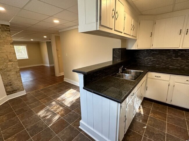 Building Photo - $1795 – 3 BA, 1 BA Lower Flat with Central Air - Close to UWM - 2500 N Bartlett