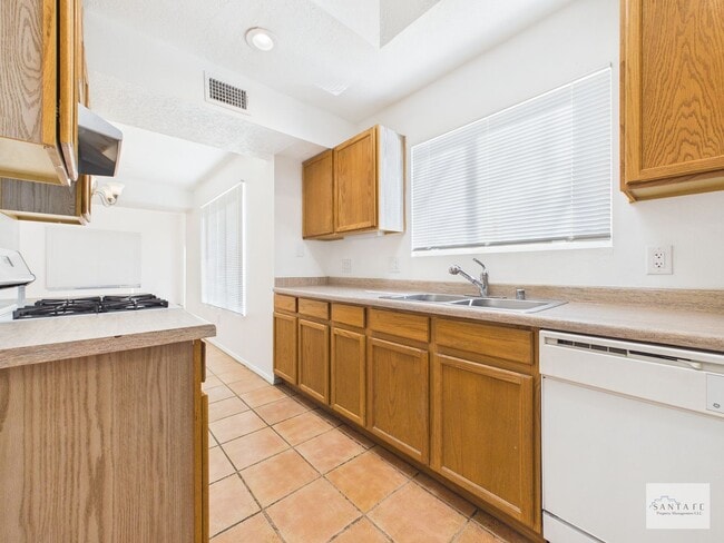 Building Photo - Single Family Home Available Now!