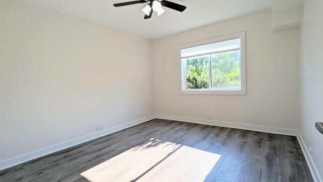 Building Photo - 9463 Bay Colony Dr
