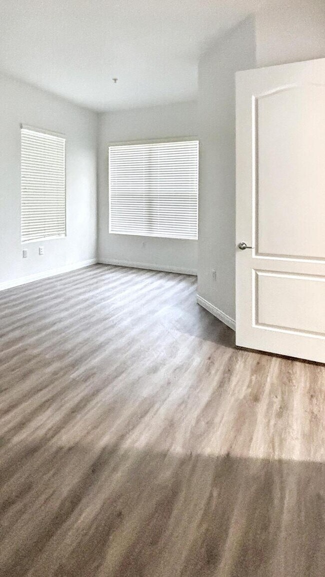 Building Photo - Lovely 2-Bedroom Condo with Convenient Acc...
