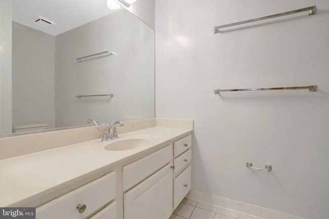 Building Photo - 6924 Fairfax Dr