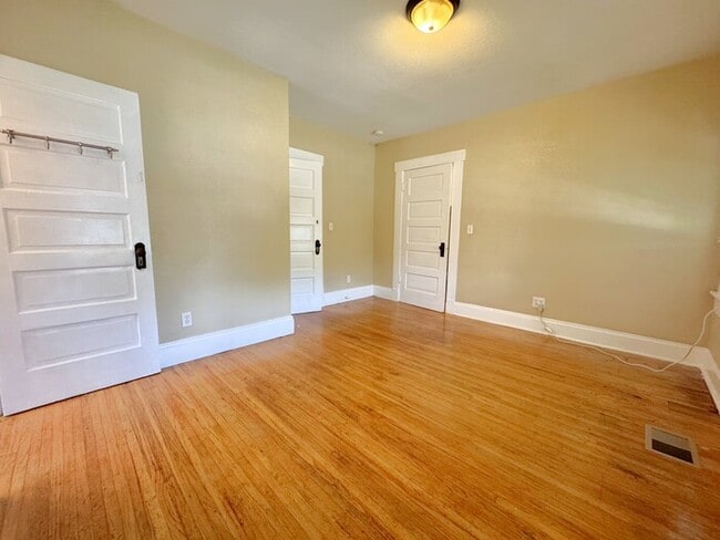 Building Photo - 6 Bedroom on Campus