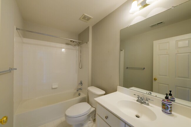 Building Photo - Luxury Living in the Villages of Urbana