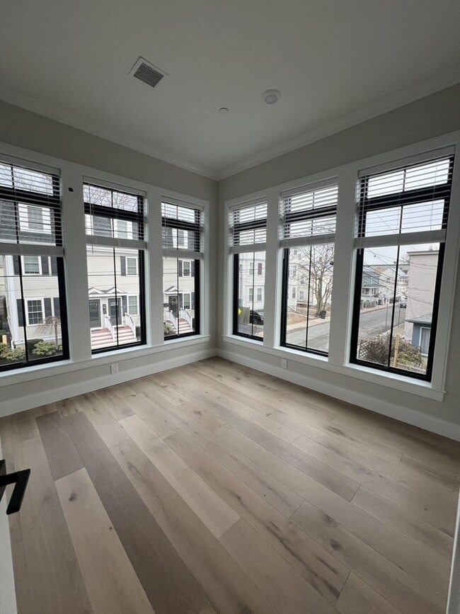 Building Photo - 147 Everett St