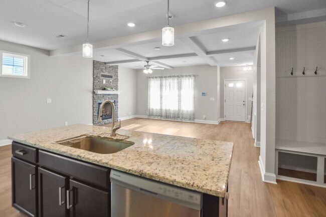 Building Photo - Pet Friendly Four Bedroom!