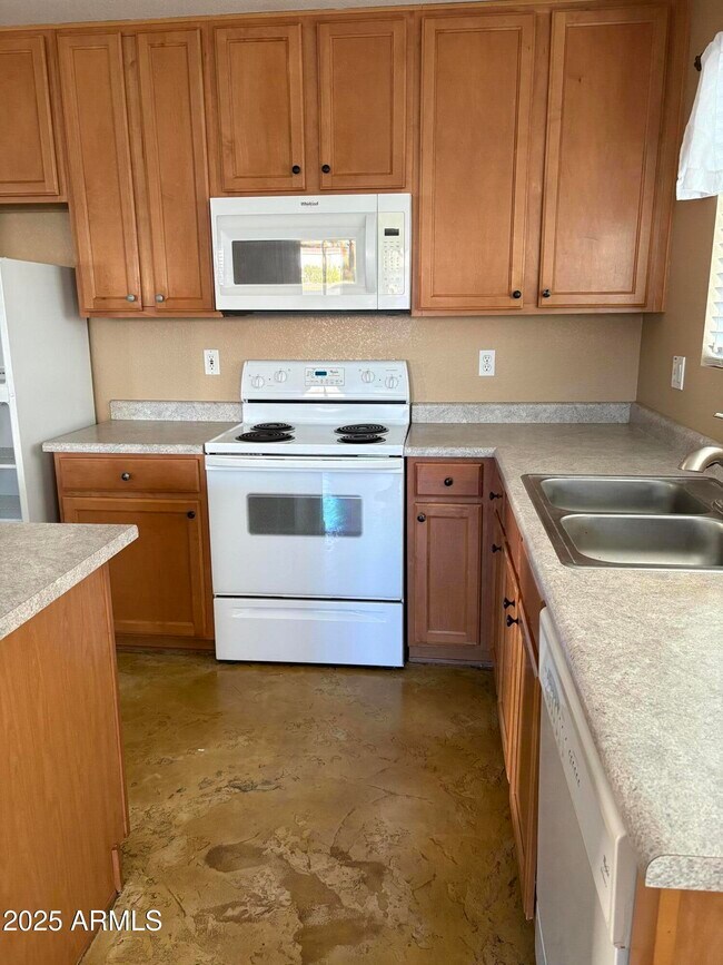 Building Photo - 2401 E Peach Tree Dr