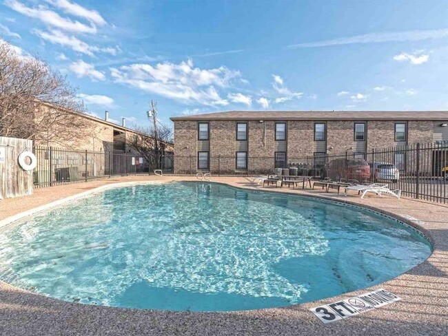 Building Photo - 2 Bedroom Condo Walking Distance to Baylor...