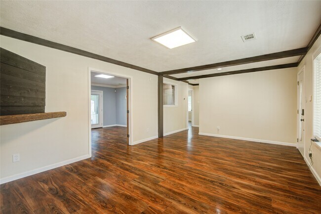 Building Photo - 25203 Lakeview Rd