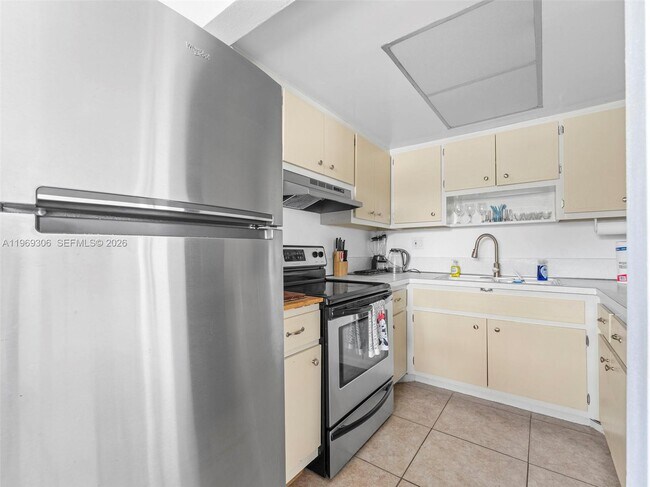 Building Photo - 3220 NE 10th St