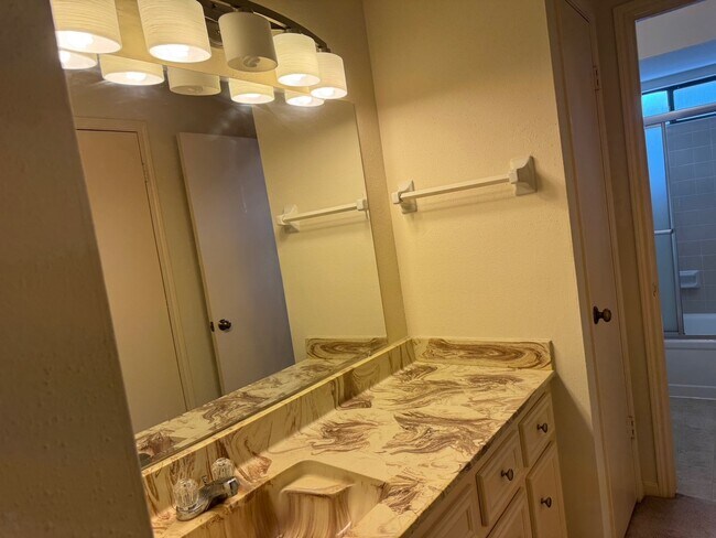 Building Photo - 13784 Hollowgreen Dr