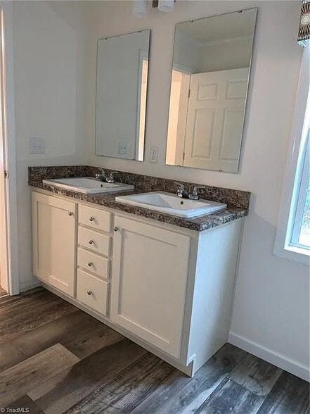 Building Photo - 3735 Oakwood Dr