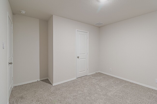 Building Photo - $300 OFF 1ST MONTH RENT IF YOU MOVE IN WIT...