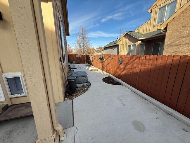 Building Photo - Modern Two–Primary Suite Townhome w/ 2-Car Garage in Sparks