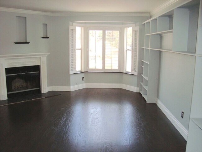 Building Photo - STUNNING TOWNHOME 2 BED 2.5 BATH 2 CAR GARAGE NORTH PARK/HILLCRES