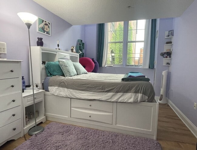 Building Photo - Reduced & 10% off 1st Month's Rent! Impecc...