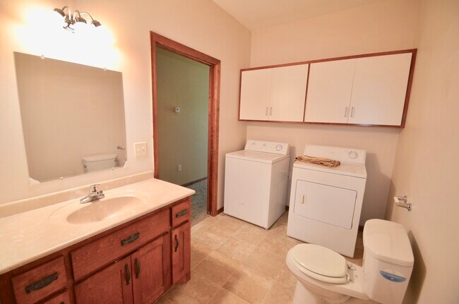 Building Photo - 27 5th St