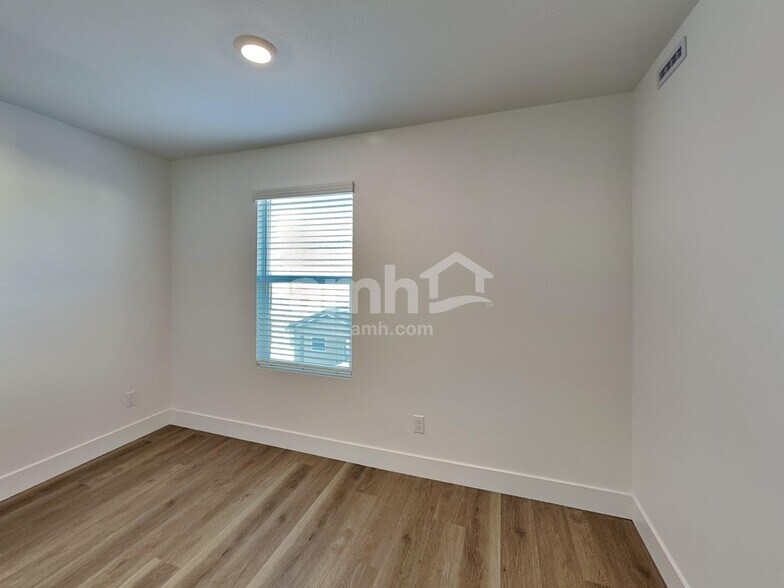 Building Photo - 5832 Vaes Dothrak St