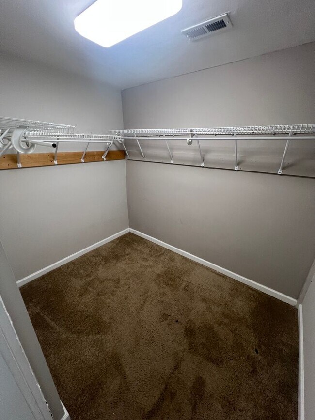 Building Photo - Gorgeous 3 bdrm/2.5 bath newly renovated h...
