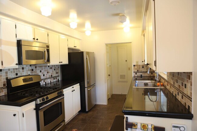 Building Photo - 185 S Myrtle Ave