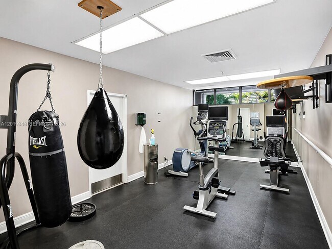 Building Photo - 520 Brickell Key Dr