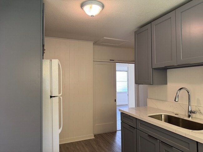 Building Photo - 2 Bed/1 Bath/ 1 Parking w/ Split A/C unit