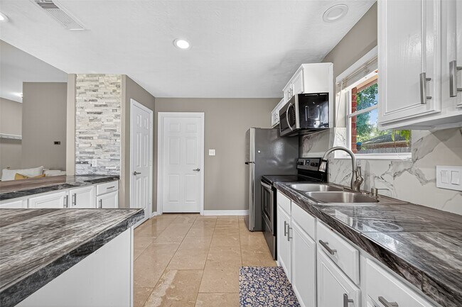 Building Photo - 6719 Woodland Oaks
