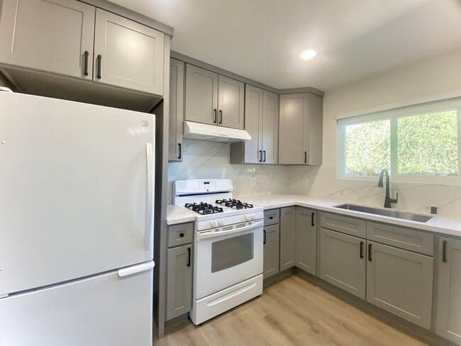 Building Photo - Modern 3BR/2BA Fremont Home with Stylish U...