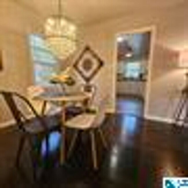 Building Photo - Charming 4 Bedroom, 1 Bathroom house