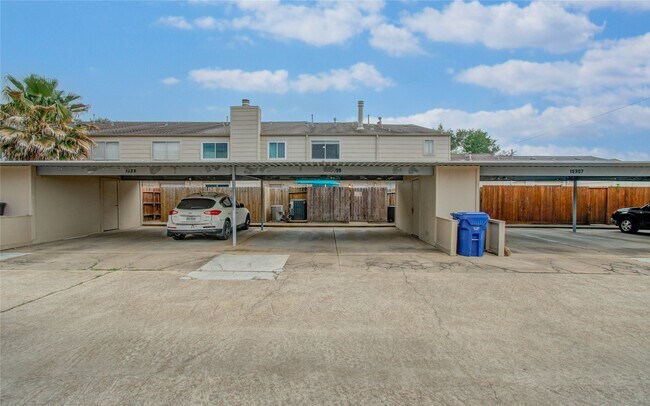 Building Photo - 15309 Kingfield Dr