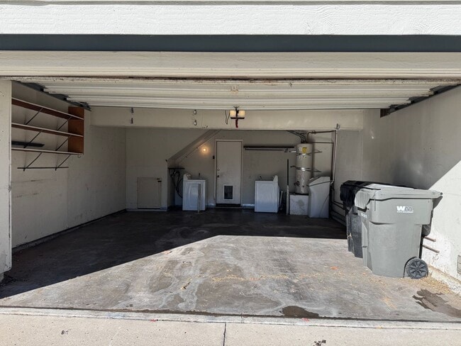 Building Photo - 2 Bedroom 2.5 Bath in the Beautiful City of Corona (New Carpet stairs and 2nd level)