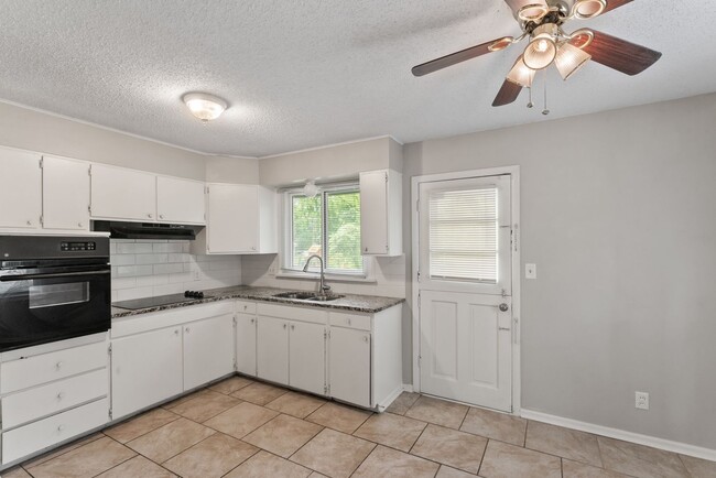 Building Photo - COMING SOON! 3 Bedroom 1 Bathroom in Grand...