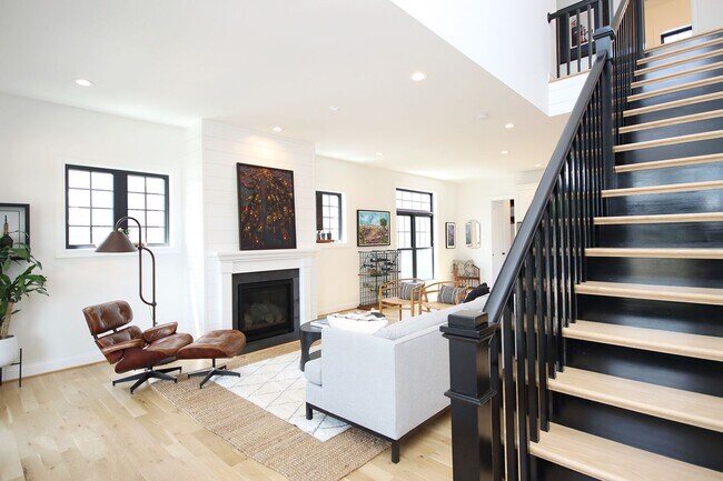 Building Photo - Beautiful, Custom-Built Pet-Friendly Lochlyn Hill Home