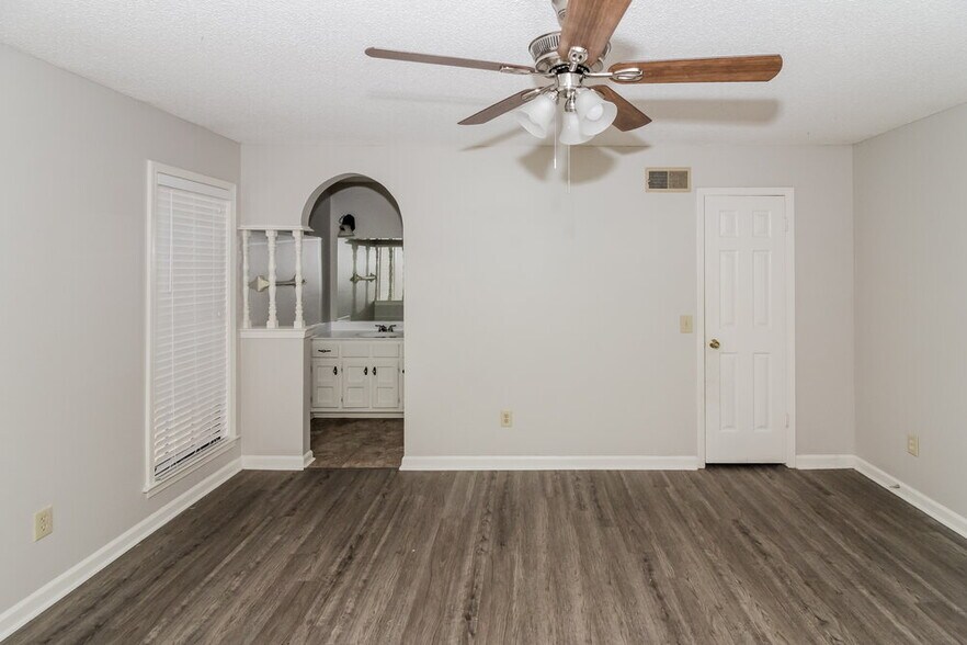 Building Photo - 4580 Blandford Dr