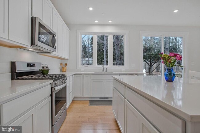 Building Photo - 408 Kosmill Dr