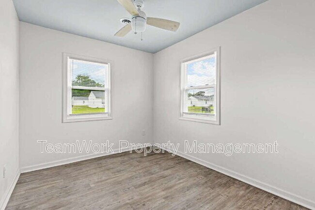 Building Photo - 3015 Azalea Dr