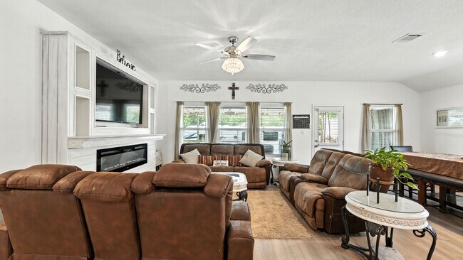 Building Photo - 305 N Kowald Ln