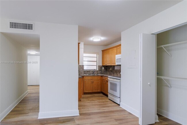 Building Photo - 8870 Fontainebleau Blvd