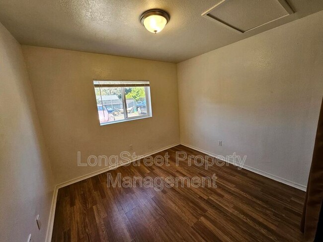 Building Photo - 4553 NE 105th Ave