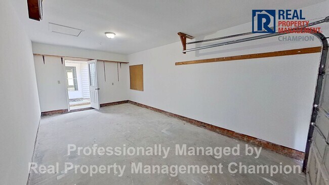 Building Photo - Beautifully 2 BD/1.5 BA End Unit Townhouse w/Garage