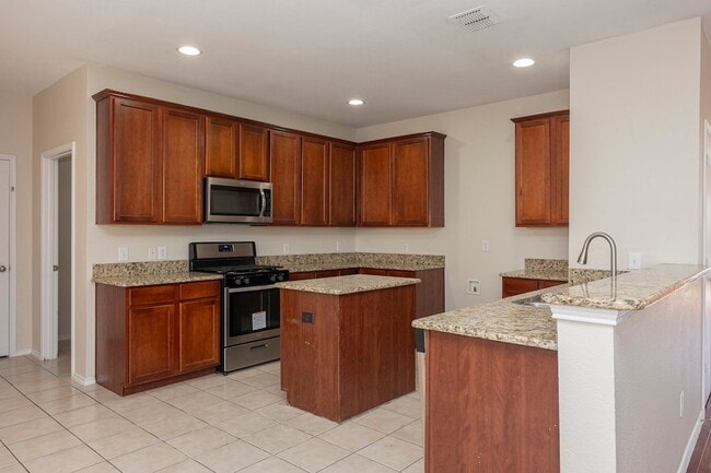 Building Photo - 5828 Pebble Ridge Dr